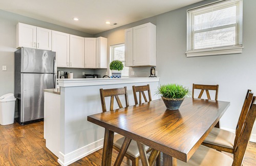Bucktown Apartamento | Walk to Blue Line: Sleek Apartment in Bucktown!