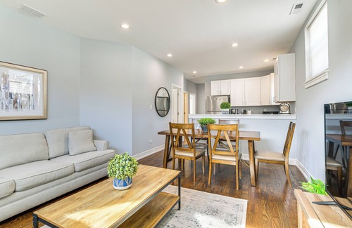 Bucktown Apartamento | Walk to Blue Line: Sleek Apartment in Bucktown!