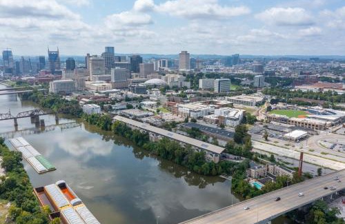 North Capitol Apartamento | Walk to Broadway Riverfront Condo with Pool