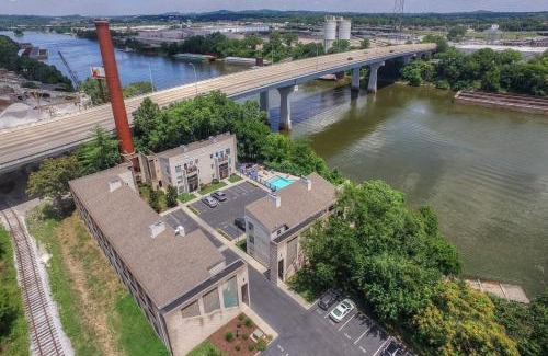 North Capitol Apartamento | Walk to Broadway Riverfront Condo with Pool