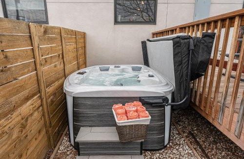 West Colfax Casa | Walk To Broncos Stadium Hot Tub & Rooftop