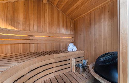 West Colfax Casa | Walk To Broncos Stadium Hot Tub & Rooftop