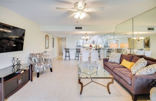 Ocean View Halifax Estates Condominio | Walk to Coast: Condo in Daytona Beach Shores!