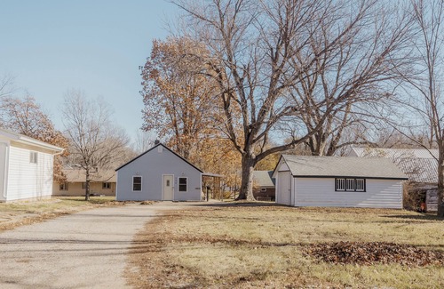 Sioux Center Casa | Walk to Cafe & Mall, One Mile to Dordt, Dog Theme