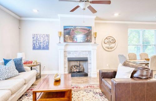 Fayetteville Casa | Walk-to-Campus 6BR Retreat - Steps to Razorback Stadium & UA