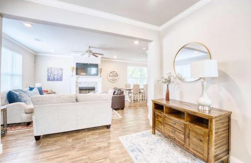 Fayetteville Casa | Walk-to-Campus 6BR Retreat - Steps to Razorback Stadium & UA