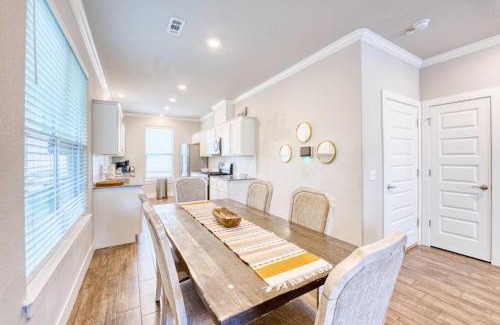 Fayetteville Casa | Walk-to-Campus 6BR Retreat - Steps to Razorback Stadium & UA