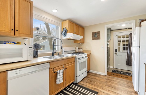East Lansing Casa | Walk to Campus/Downtown with Fiber WiFi & Workspace