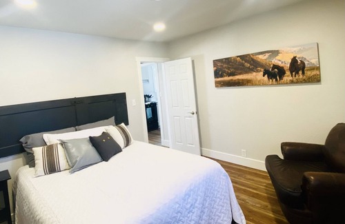 Laramie Cabaña | Walk to campus! Fully remodeled Historic Railroad House sleeps 7