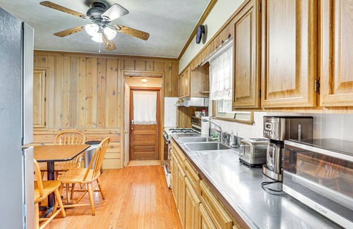 Salem Apartamento | Walk to Centennial Park: Apartment w/ Garage!