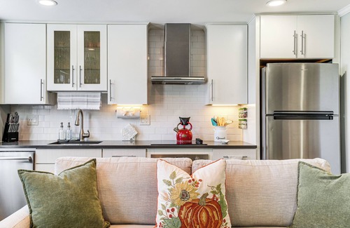 Harbor View - Orient Heights Apartamento | Walk to Constitution Beach: Mid-Century Boston Gem