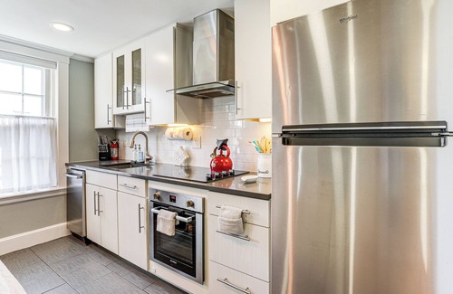 Harbor View - Orient Heights Apartamento | Walk to Constitution Beach: Mid-Century Boston Gem