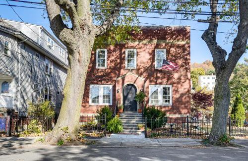 Harbor View - Orient Heights Apartamento | Walk to Constitution Beach Mid-Century Boston Gem