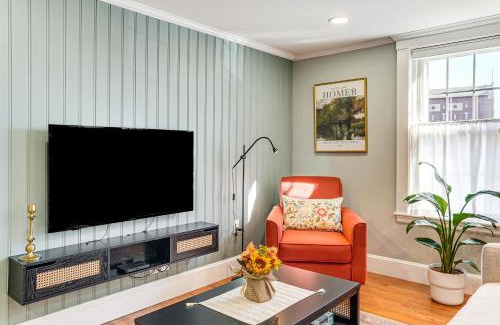 Harbor View - Orient Heights Apartamento | Walk to Constitution Beach Mid-Century Boston Gem