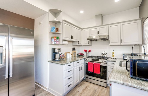 West Alameda Casa | Walk to Crab Cove Beach: Alameda Home w/ Game Room