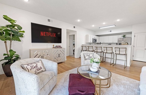 Starkville Condominio | Walk to Davis Wade Stadium, Pet Friendly, King Bed