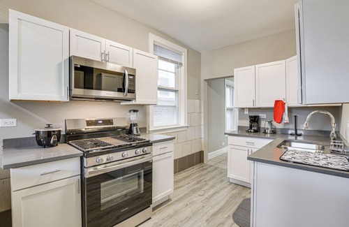 West Ridge Apartamento | Walk to Devon Avenue & Warren Park: Chicago Apt!