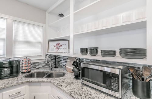 Fort Worth Cultural District Casa | Walk To Dickies Arena & Will Rogers! Close to TCU & Dtwn Ft. Worth. 2 King Beds