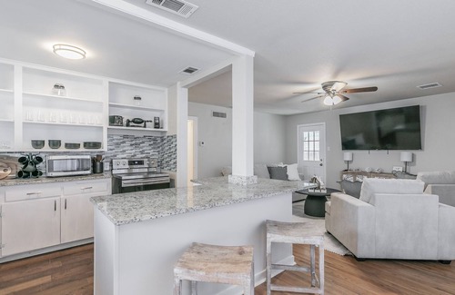 Fort Worth Cultural District Casa | Walk To Dickies Arena & Will Rogers! Close to TCU & Dtwn Ft. Worth. 2 King Beds