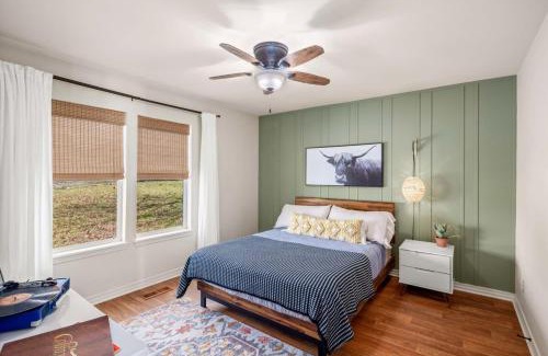 Fayetteville Casa | Walk to Dickson St - Pet-Friendly Home with Yard