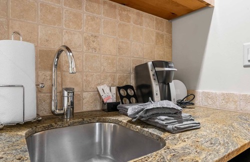 Kimball Junction Condominio | Walk to Dining & Shops | Fireplace | Pool & Hot Tub Included