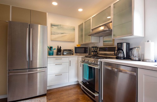 Palms Apartamento | Walk to Downtown Culver City: Garden Oasis & Patio
