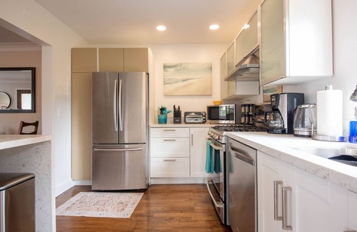 Palms Apartamento | Walk to Downtown Culver City: Garden Oasis & Patio