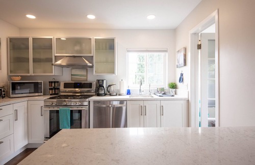 Palms Apartamento | Walk to Downtown Culver City: Garden Oasis & Patio