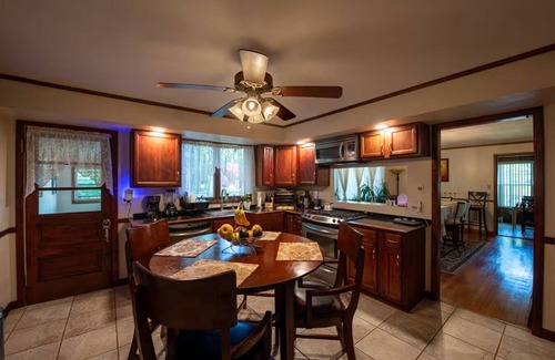 West New Haven Apartamento | Walk to Downtown Fire Pit Huge Backyard, Free Parking
