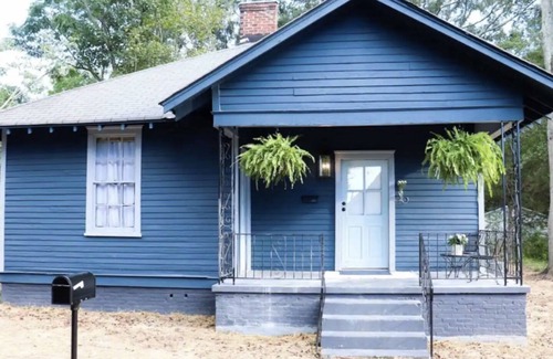 Monroe Casa | Walk to Downtown Monroe- The Blue Daisy Cottage