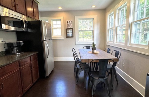 St. Charles Casa | Walk to Downtown Restaurants, Cozy Stay, Grand Porch, Bike on the river trails!
