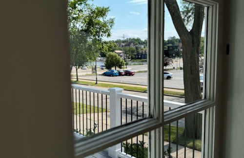St. Charles Casa | Walk to Downtown Restaurants, Cozy Stay, Grand Porch, Bike on the river trails!