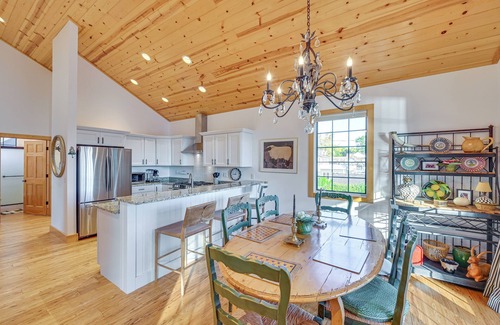 Syracuse Casa | Walk to Dtwn Syracuse: Private Lake-View Home