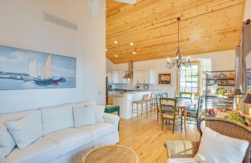 Syracuse Casa | Walk to Dtwn Syracuse: Private Lake-View Home