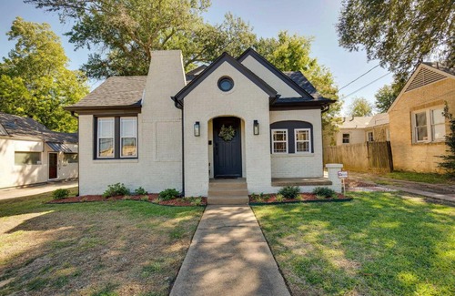 Tyler Casa | Walk to Dtwn Tyler Tudor with Backyard