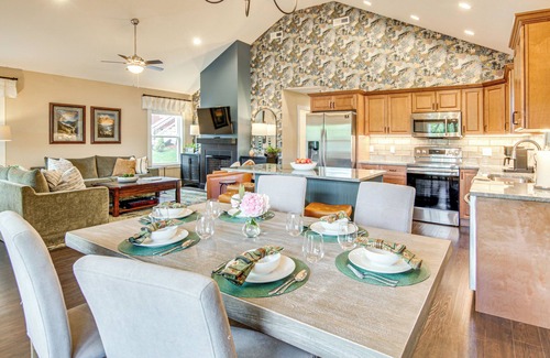 Waynesville Casa | Walk to Dtwn Waynesville: Home w/ Deck!