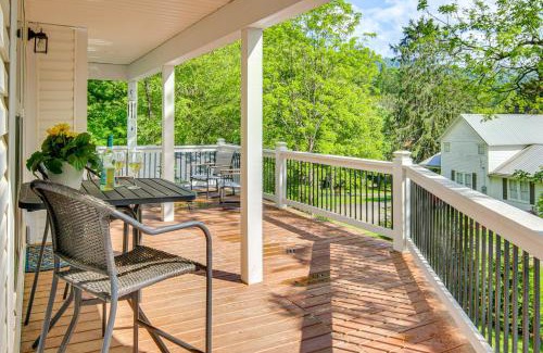 Waynesville Casa | Walk to Dtwn Waynesville Home with Deck!