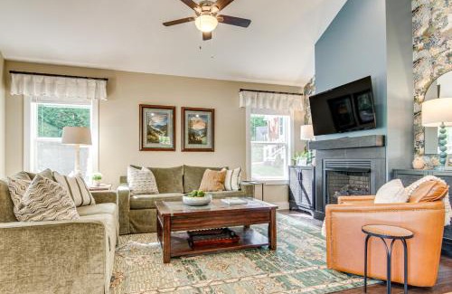Waynesville Casa | Walk to Dtwn Waynesville Home with Deck!