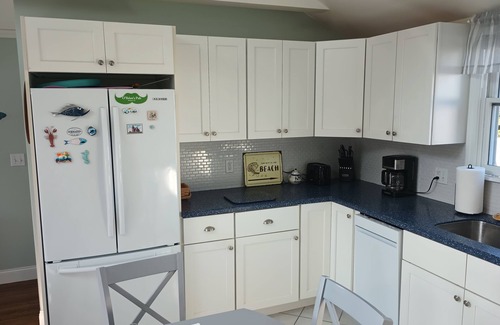 Easton's Point Casa | Walk to Easton's Beach - Newly renovated 2 bedroom and 2 bath cottage.
