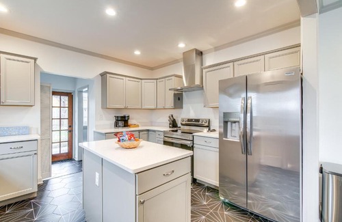 Cooper-Young Historic District Casa | Walk to Eats Midtown Memphis Home with Patio!