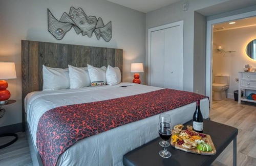Treasure Island Hotel | Walk to Everything in Treasure Island! 2 Relaxing Suites by the Bay, w/Pool!