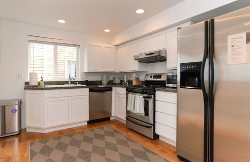 Green Lake Casa | Walk-to-everything 3BD & 3BA Townhome next to Lake and Lightrail