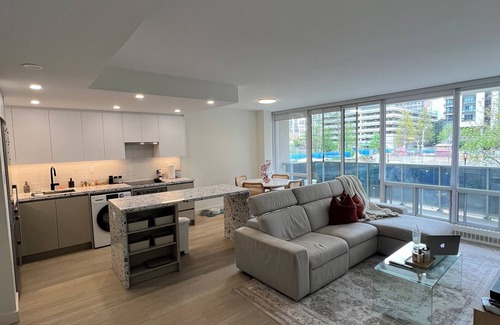 North Toronto Apartamento | Walk to everything! Bright and modern apartment in the city