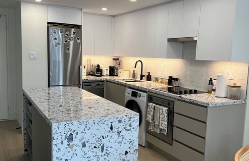 North Toronto Apartamento | Walk to everything! Bright and modern apartment in the city