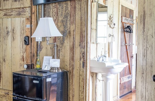 Round Top Cabaña | Bybee- Round Top Motel | IN TOWN | Fire Pit, Shopping, Wine!