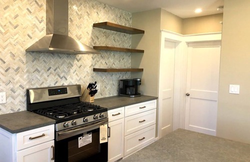 Falmouth Heights Casa | A pie de la playa de Falmouth Heights desde este encantador Bungalow Cape Cod. Camas