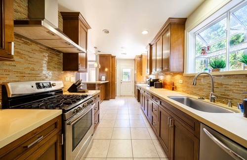 Sherman Oaks Casa | Walk to Famous Ventura Boulevard w/ Pool, Pingpong, BBQ