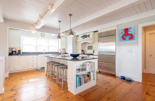 Brant Point Casa | Walk to ferry, town and beaches!