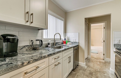 Folly Field Condominio | Walk to Folly Field Beach: Condo w/ Pool Access