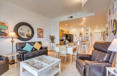 Galveston Apartamento | Walk to Galveston Beach Family Condo with Pool